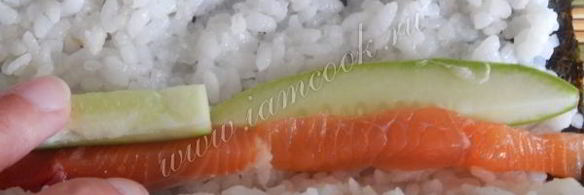 роллы с семгой и огурцом