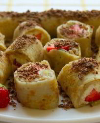 Сладкие творожные роллы с фруктами