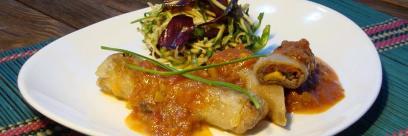 Спринг-роллы с рийетом из телятины и цыпленка, начинкой из черемши, салатом из цуккини и соусом Ромеско