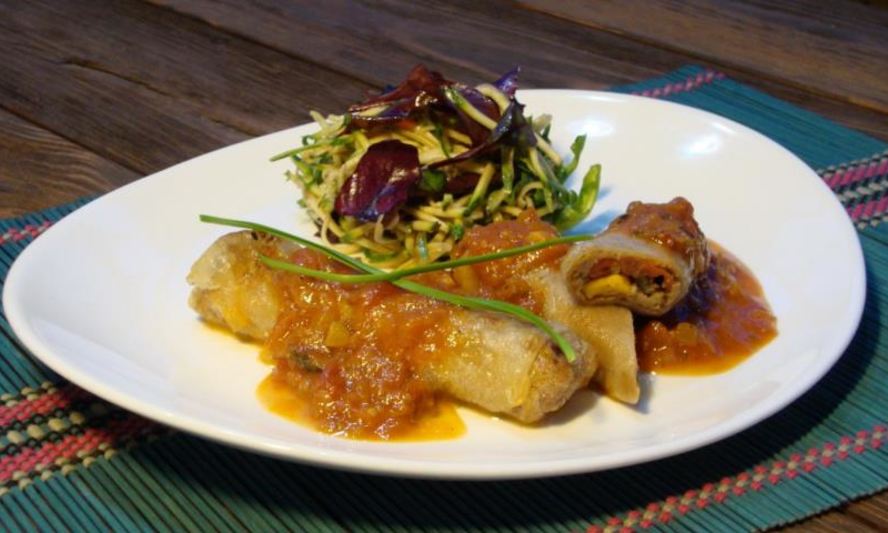 Рецепт спринга-роллов с рийетом из телятины и цыпленка, начинкой из черемши, салатом из цуккини и соусом ромеско