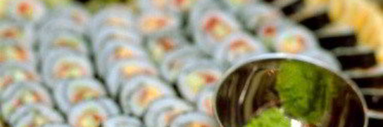 Теплые роллы с курицей, сыром и грибами