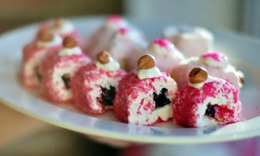 Рецепт творожных роллов с медом и фруктами