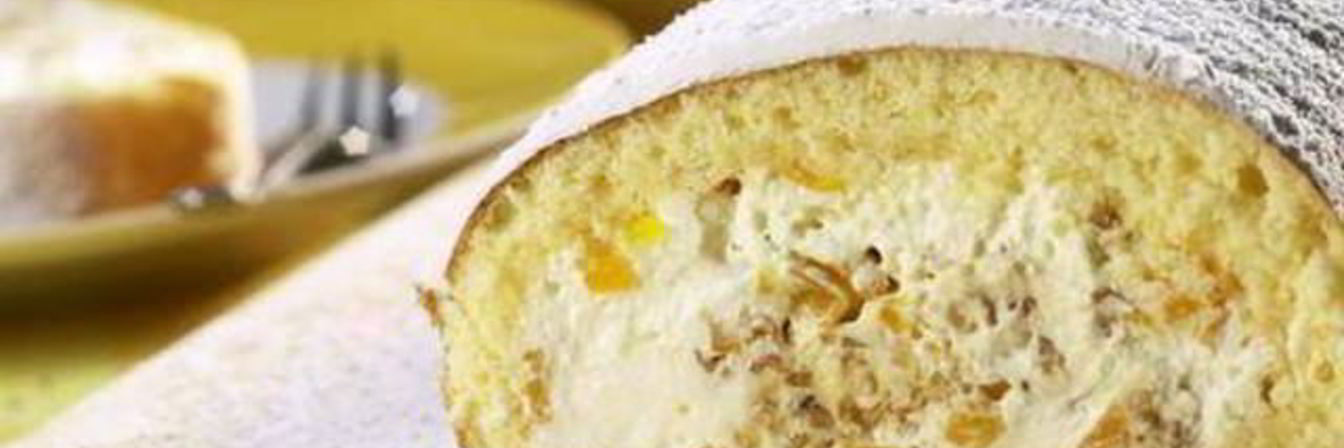 Бисквитный рулет с абрикосами и айвой