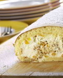 Бисквитный рулет с абрикосами и айвой