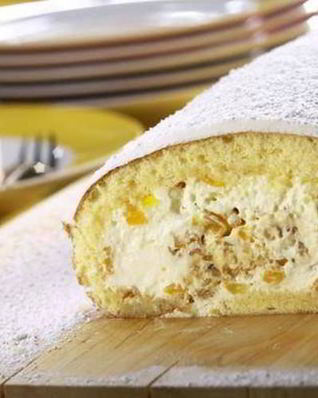 Бисквитный рулет с абрикосами и айвой