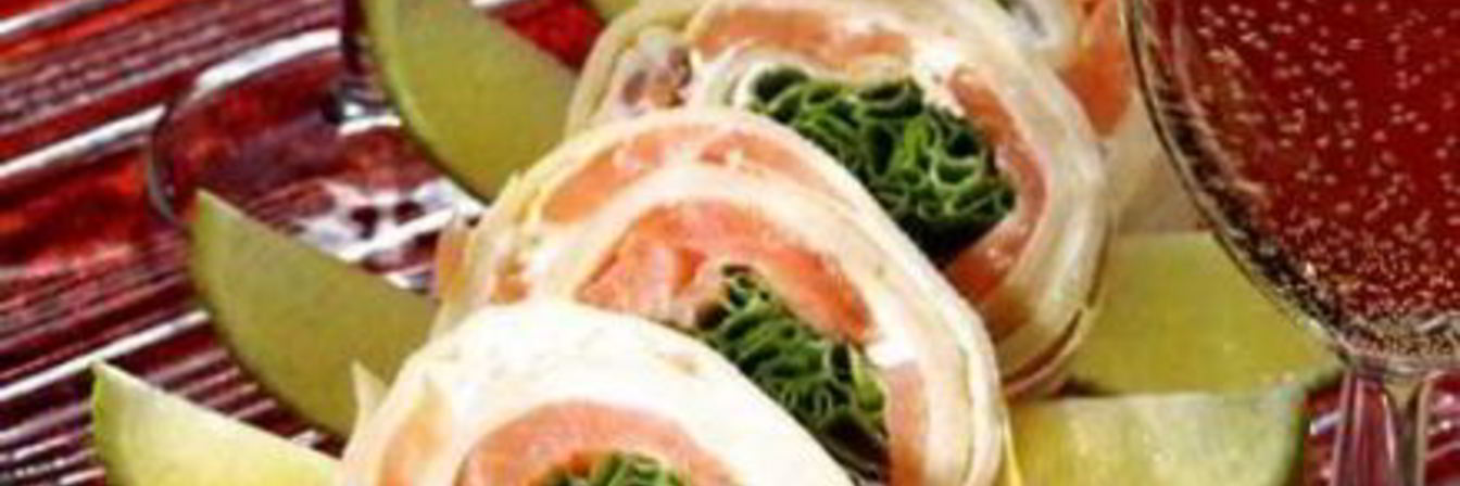 Блинный рулет с лососем