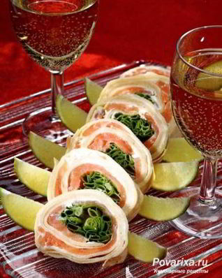 Блинный рулет с лососем