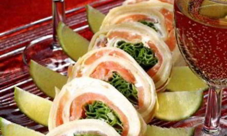 Рецепт блинного рулета с лососем