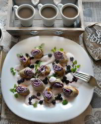 Блинные рулетики с творогом и черникой