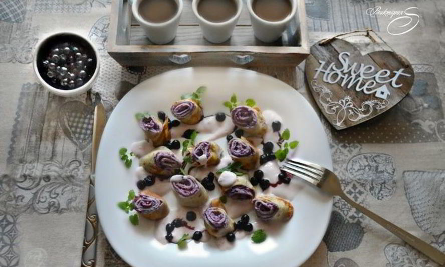 Рецепт блинных рулетиков с творогом и черникой
