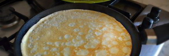 блинные рулетики с творогом и черникой