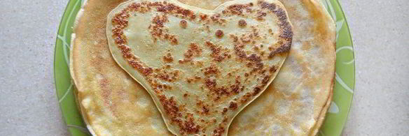 блинные рулетики с творогом и черникой