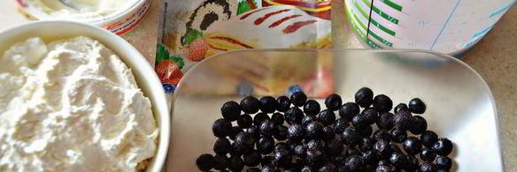 блинные рулетики с творогом и черникой