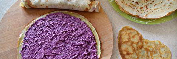 блинные рулетики с творогом и черникой