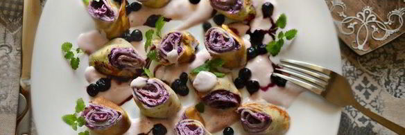 блинные рулетики с творогом и черникой