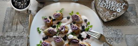 блинные рулетики с творогом и черникой