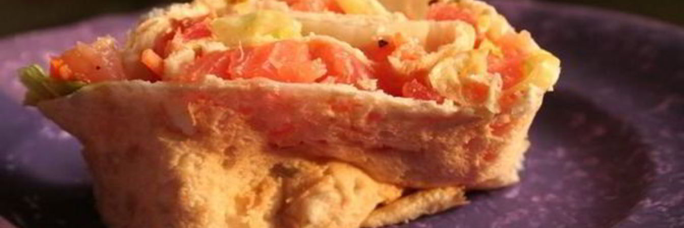 Быстрый рулет из лаваша с сыром и семгой