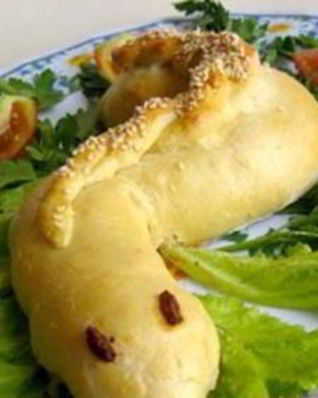 Горячий рулет Змея с начинкой из курицы и сыра