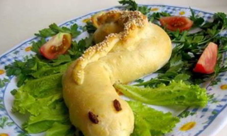 Рецепт горячего рулета змея с начинкой из курицы и сыра