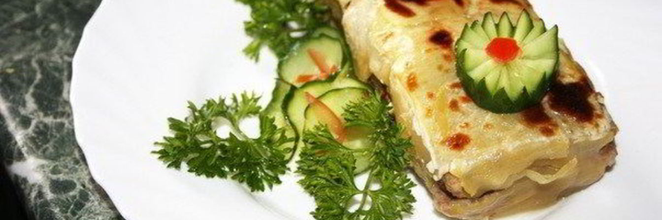 Кабачковый закусочный рулет с мясом и грибами