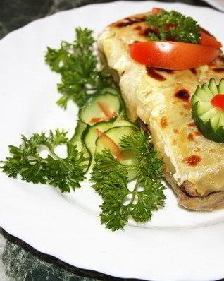 Кабачковый закусочный рулет с мясом и грибами