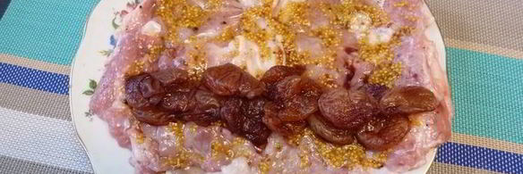 куриный рулет с курагой и зернистой горчицей