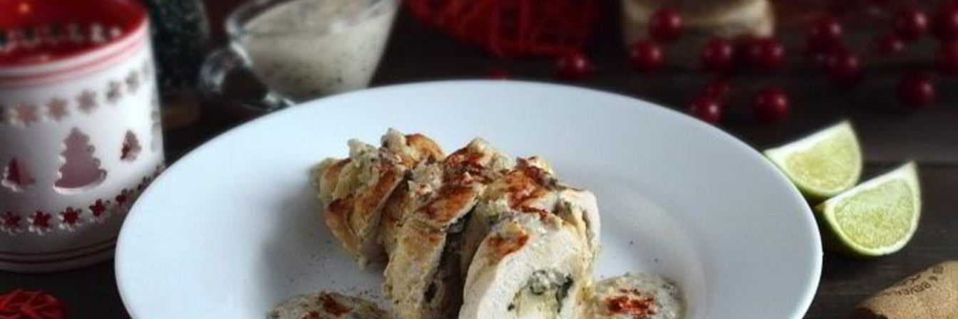 Куриный рулет со шпинатной начинкой и грибным соусом