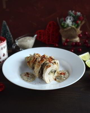 Куриный рулет со шпинатной начинкой и грибным соусом