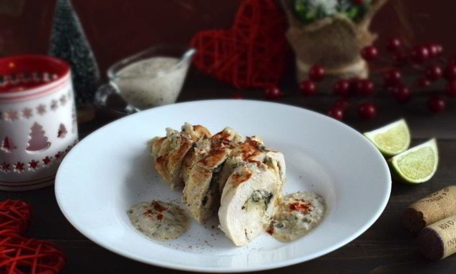 Рецепт куриного рулета со шпинатной начинкой и грибным соусом