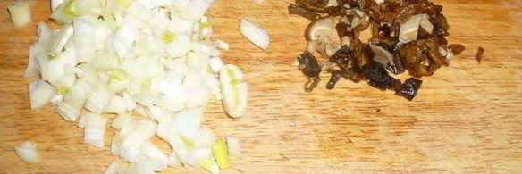 куриный рулет со шпинатной начинкой и грибным соусом