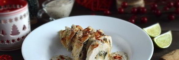 куриный рулет со шпинатной начинкой и грибным соусом