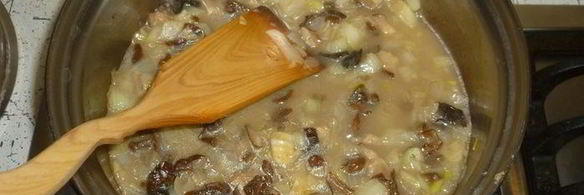 куриный рулет со шпинатной начинкой и грибным соусом