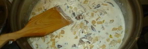 куриный рулет со шпинатной начинкой и грибным соусом