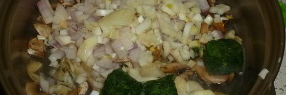 куриный рулет со шпинатной начинкой и грибным соусом