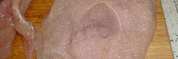 куриный рулет со шпинатной начинкой и грибным соусом