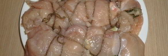 куриный рулет со шпинатной начинкой и грибным соусом