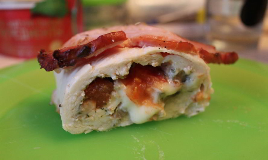 Рецепт куриного рулета, запеченного пода карбонадом с мятой