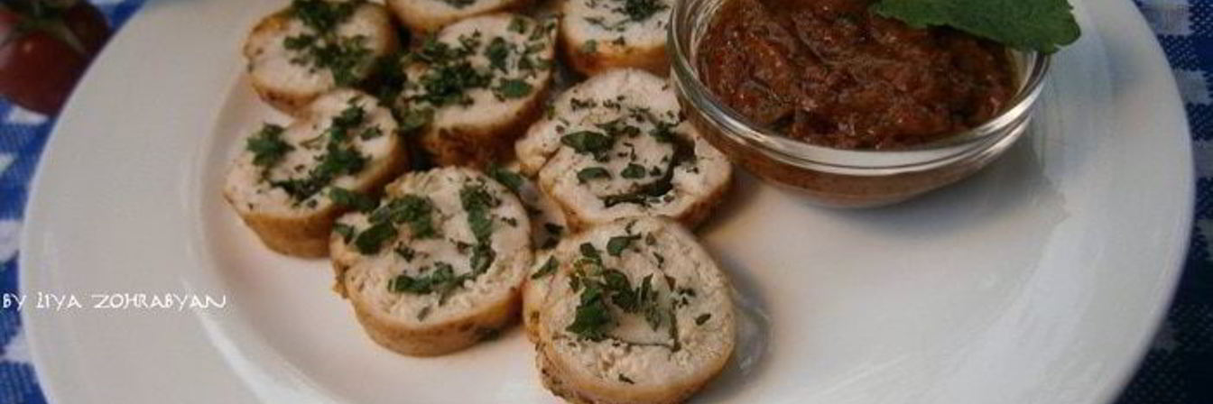 Куриный рулетик с мятой и томатно-мятным соусом