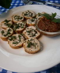 Куриный рулетик с мятой и томатно-мятным соусом