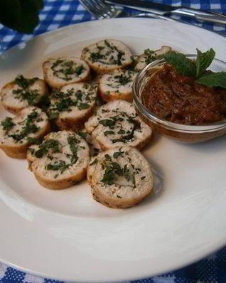 Куриный рулетик с мятой и томатно-мятным соусом