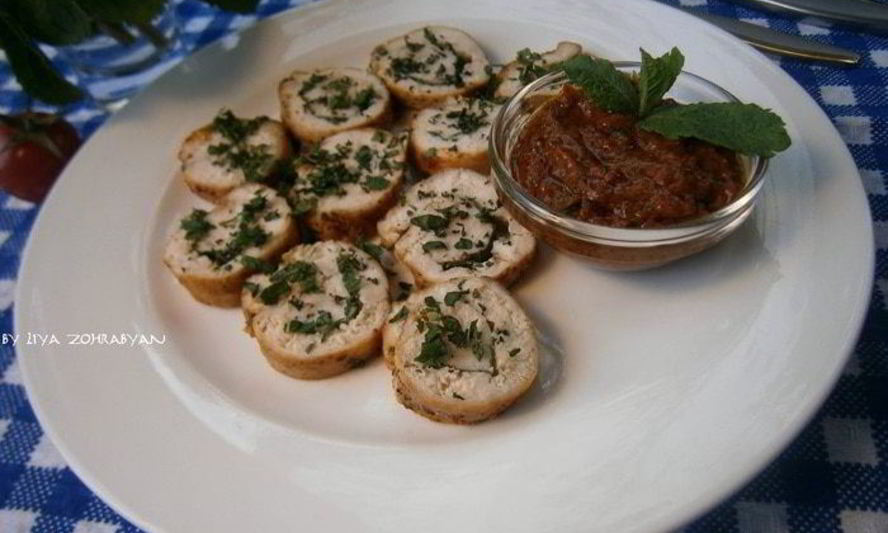 Рецепт куриного рулетика с мятой и томатно-мятным соусом