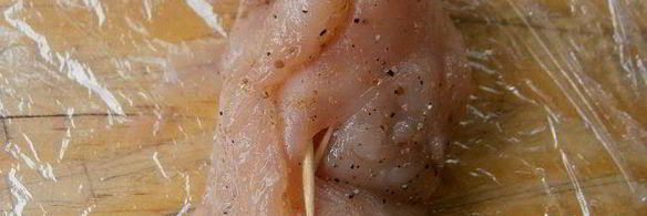 куриный рулетик с мятой и томатно-мятным соусом