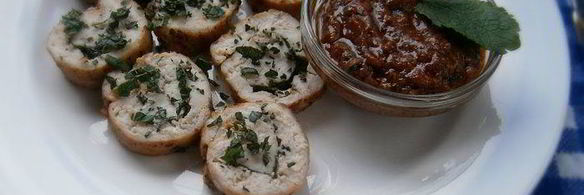 куриный рулетик с мятой и томатно-мятным соусом