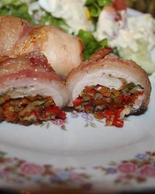 Куриные рулеты с овощами и грудинкой