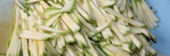 куриные рулеты с овощами и грудинкой