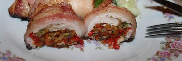 куриные рулеты с овощами и грудинкой