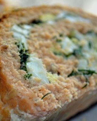 Лососевый рулет с яйцом и зеленью