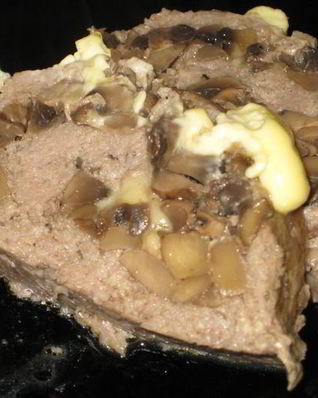 Мясной рулет с грибами и сыром