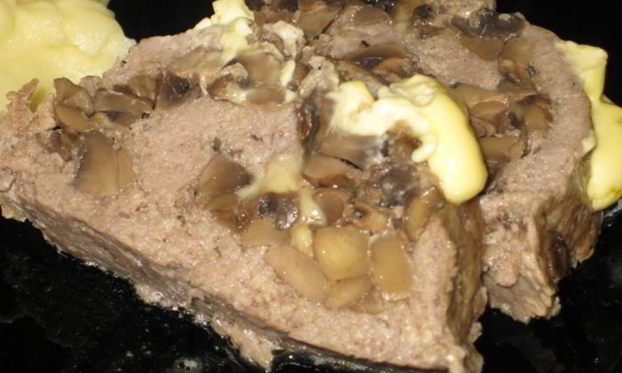 Рецепт мясного рулета с грибами и сыром