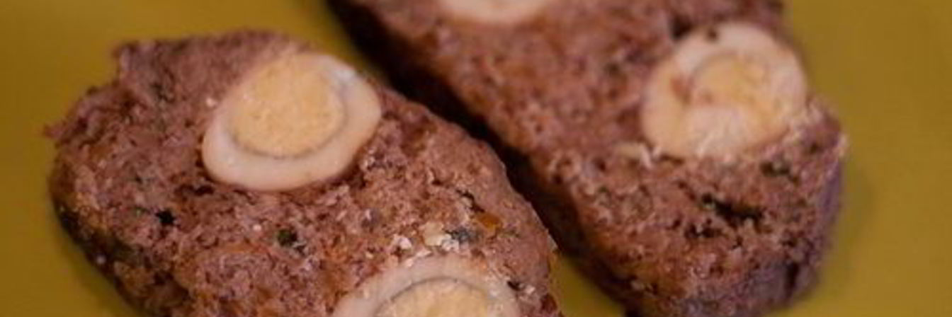 Мясной рулет с перепелиными яйцами